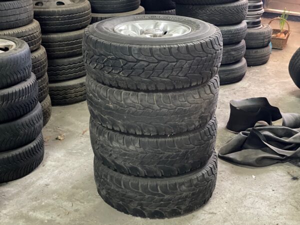 Jantes / Pneus Mitsubishi 31x10.50 R15