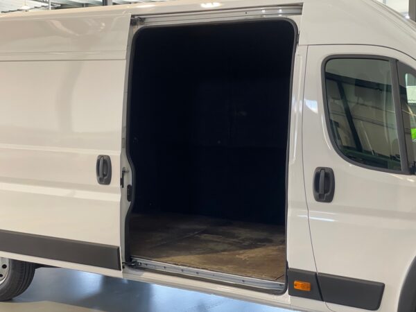 Peugeot Boxer 2.2 BlueHDi 165HP L4H2 3L - Image 8