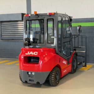 JAC Empilhador Diesel CPCD 25 Triplex Cabine