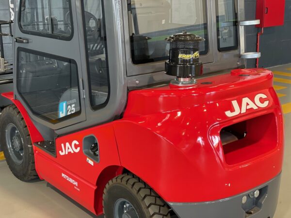 JAC Empilhador Diesel CPCD 25 Triplex Cabine - Image 3