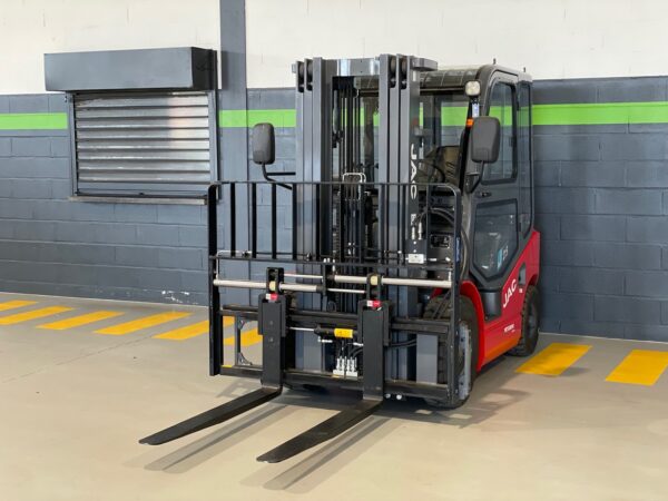 JAC Empilhador Diesel CPCD 25 Triplex Cabine - Image 4