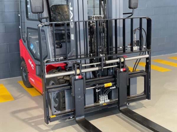 JAC Empilhador Diesel CPCD 25 Triplex Cabine - Image 6