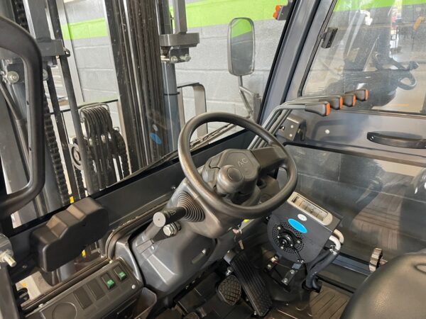 JAC Empilhador Diesel CPCD 25 Triplex Cabine - Image 11