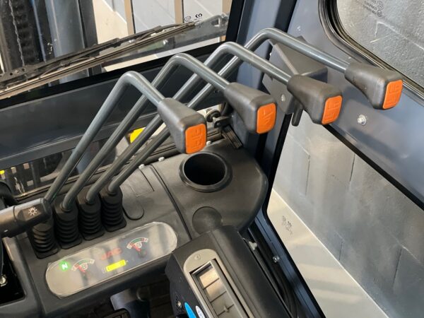 JAC Empilhador Diesel CPCD 25 Triplex Cabine - Image 12