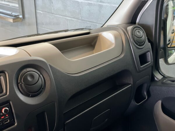 Renault Master 2.3 DCi 165HP MiniBus 17L - Image 18
