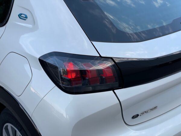 Peugeot e-208 50 kWh Eletric Active - Image 11