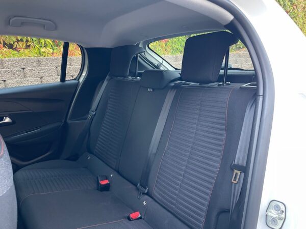 Peugeot e-208 50 kWh Eletric Active - Image 31