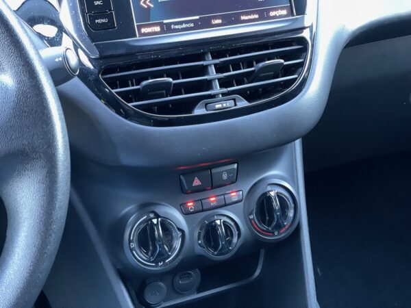 Peugeot 208 1.5 BlueHDi Comercial 2L - Image 12