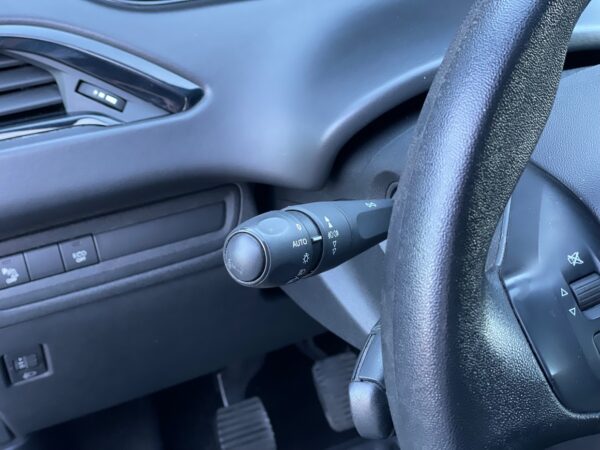 Peugeot 208 1.5 BlueHDi Comercial 2L - Image 15