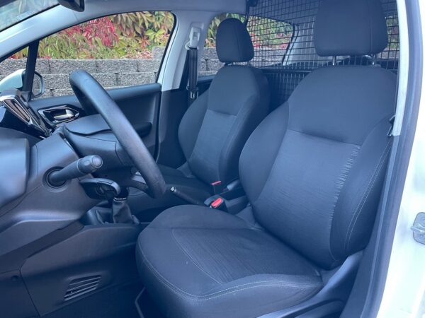 Peugeot 208 1.5 BlueHDi Comercial 2L - Image 19