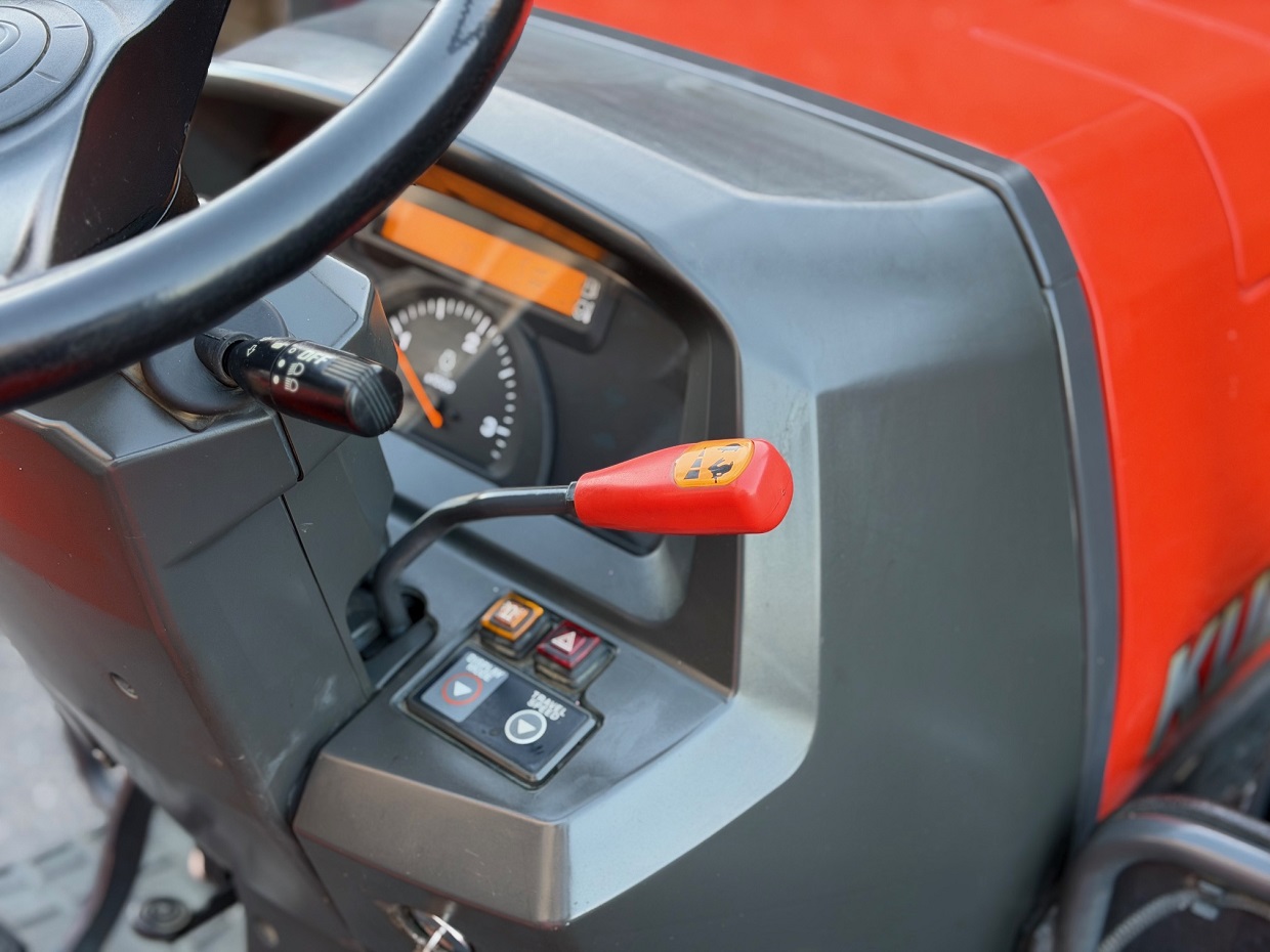 Kubota L4240 4RM - Image 10