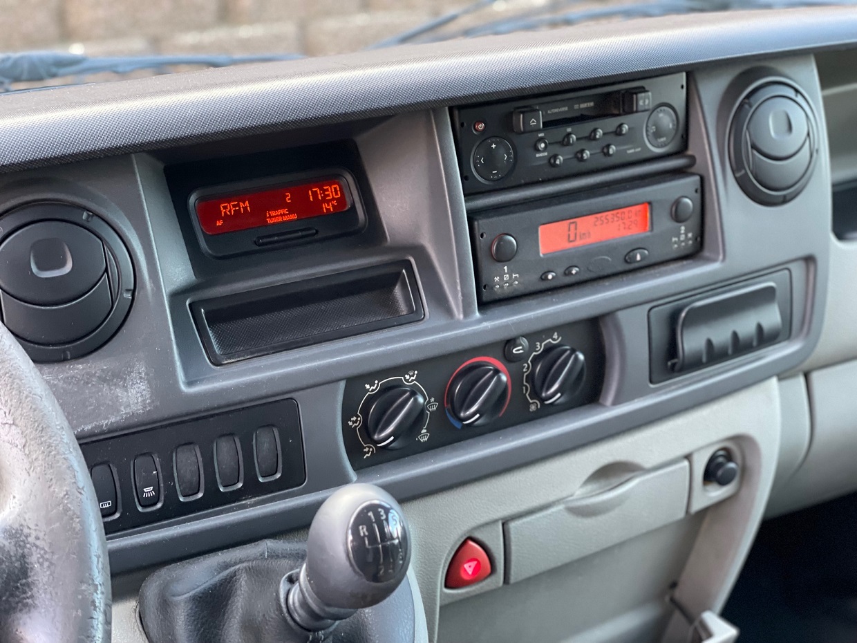 Renault Master 2.5 DCi 120HP MiniBus 16L - Image 10