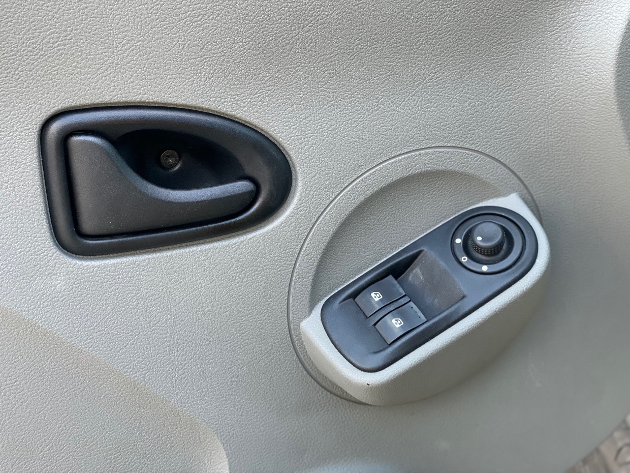 Renault Master 2.5 DCi 120HP MiniBus 16L - Image 14