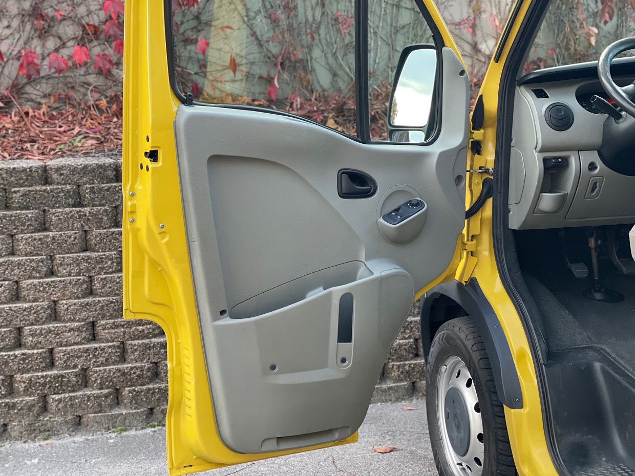 Renault Master 2.5 DCi 120HP MiniBus 16L - Image 15