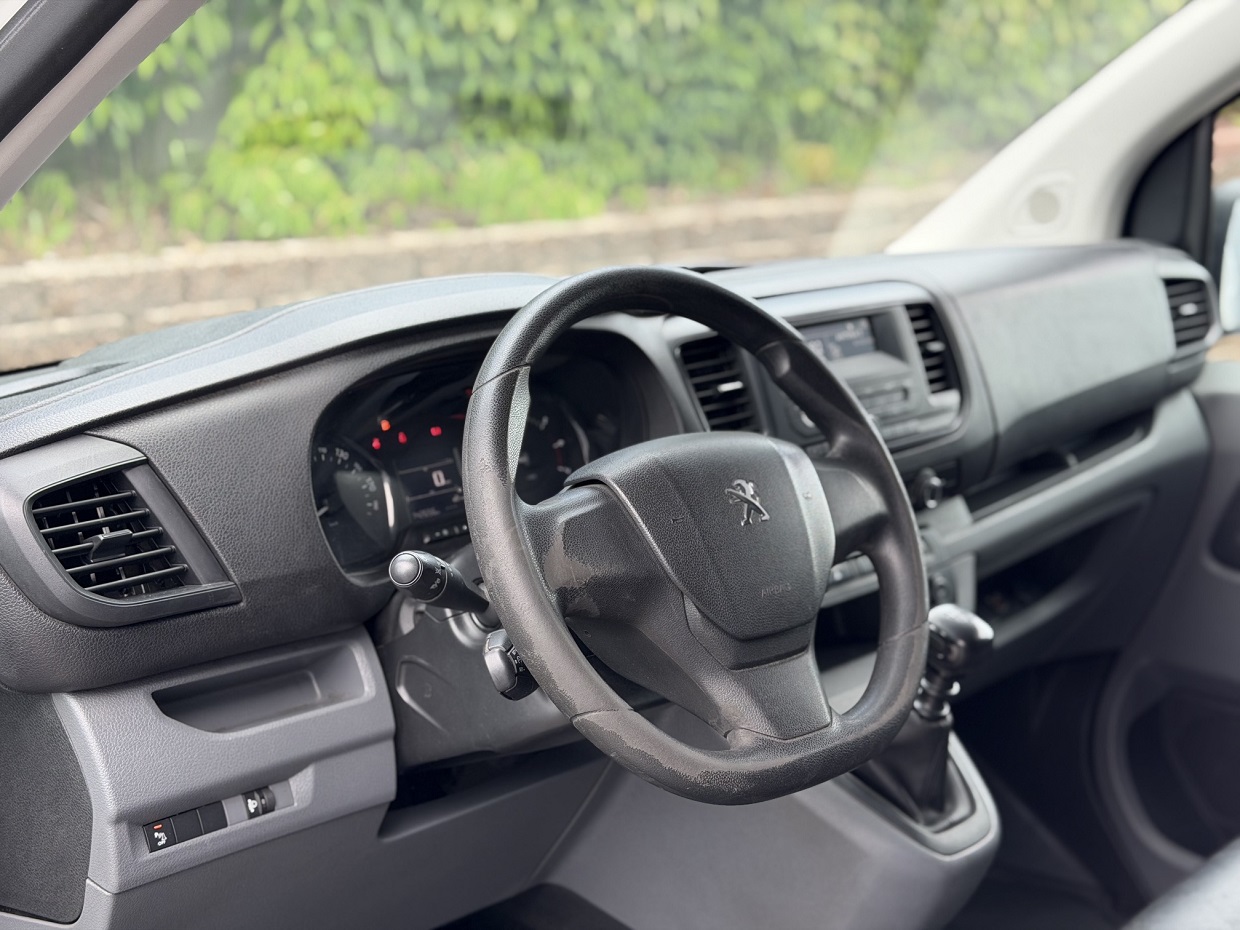 Peugeot Expert 1.5 BlueHDi 3L - Image 11