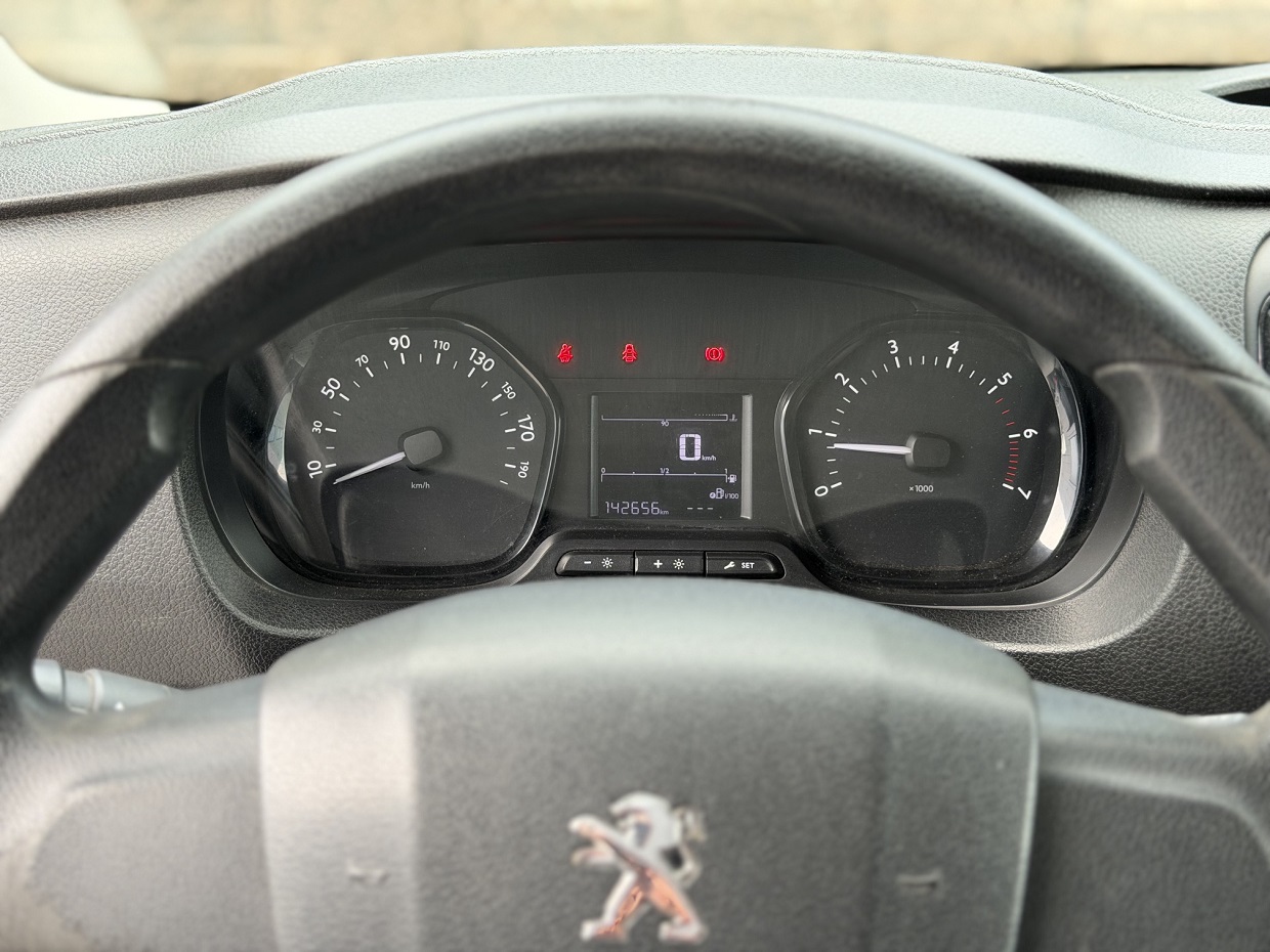 Peugeot Expert 1.5 BlueHDi 3L - Image 12