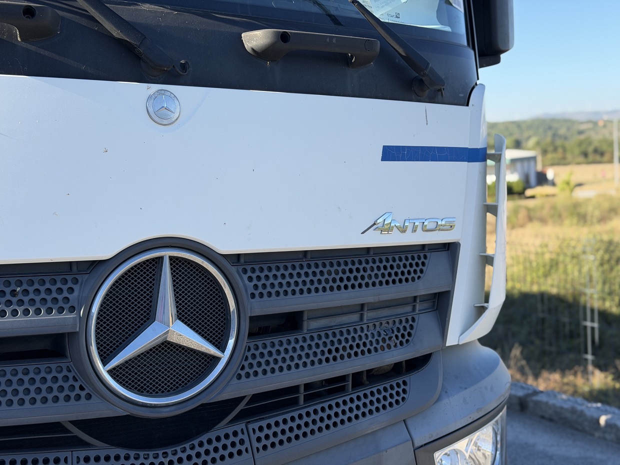 Mercedes-Benz Antos 2543 6x2 Porta-Bebidas FullAir - Image 3
